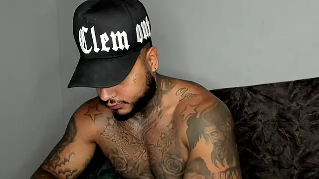 Snapshot of Exotic_tatto27121 chatting on September 11, 4:23 am Exotic tatto27121 online show from September 11, 4:23 am