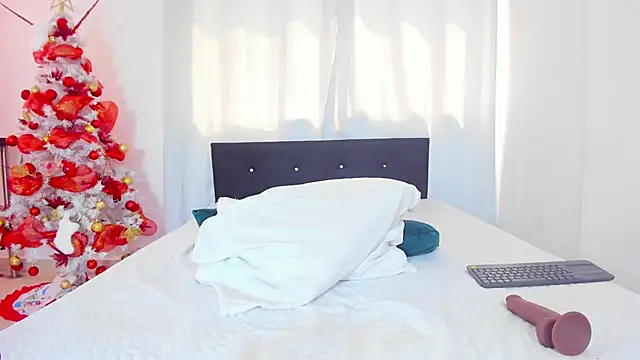 Snapshot of DailaSmith chatting on December 6, 6:39 pm DailaSmith online show from December 6, 6:39 pm