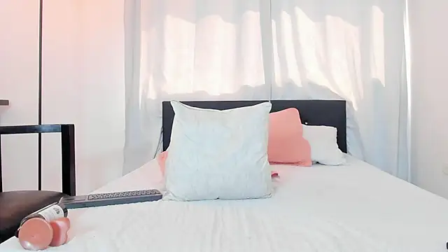 Snapshot of DailaSmith chatting on January 9, 6:36 pm DailaSmith online show from January 9, 6:36 pm