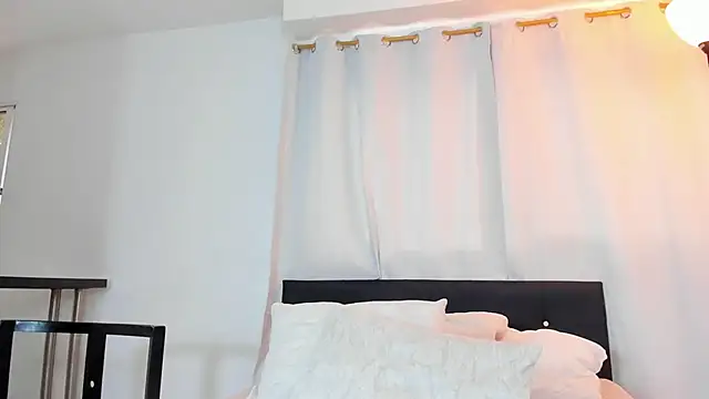 Snapshot of DailaSmith chatting on February 8, 7:27 pm DailaSmith online show from February 8, 7:27 pm