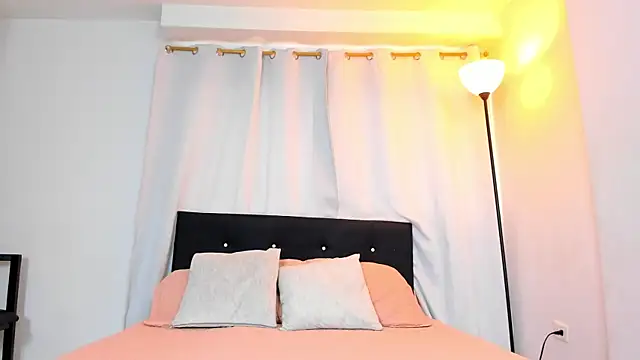 Snapshot of DailaSmith chatting on March 4, 1:49 pm DailaSmith online show from March 4, 1:49 pm