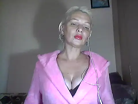 Snapshot of MaryJane441 chatting on October 20, 7:25 pm MaryJane441 online show from October 20, 7:25 pm