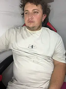 Snapshot of AndresChuboi chatting on December 4, 4:22 am AndresChuboi online show from December 4, 4:22 am