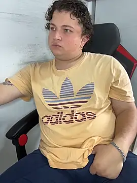 Snapshot of AndresChuboi chatting on December 5, 5:53 pm AndresChuboi online show from December 5, 5:53 pm