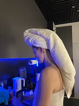 AshleyDouglas online show from March 3, 8:05 am