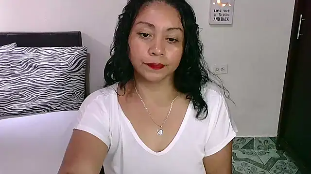 Snapshot of zaray_bella chatting on March 5, 7:49 pm zaray bella online show from March 5, 7:49 pm