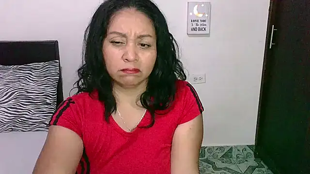 Snapshot of zaray_bella chatting on March 6, 10:58 pm zaray bella online show from March 6, 10:58 pm