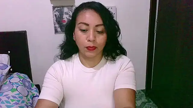 Snapshot of zaray_bella chatting on October 17, 9:39 pm zaray bella online show from October 17, 9:39 pm