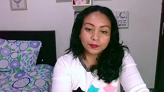 Snapshot of zaray_bella chatting on December 1, 10:37 pm zaray bella online show from December 1, 10:37 pm