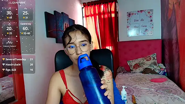 Snapshot of miley_blue_ chatting on February 7, 7:27 pm miley blue online show from February 7, 7:27 pm