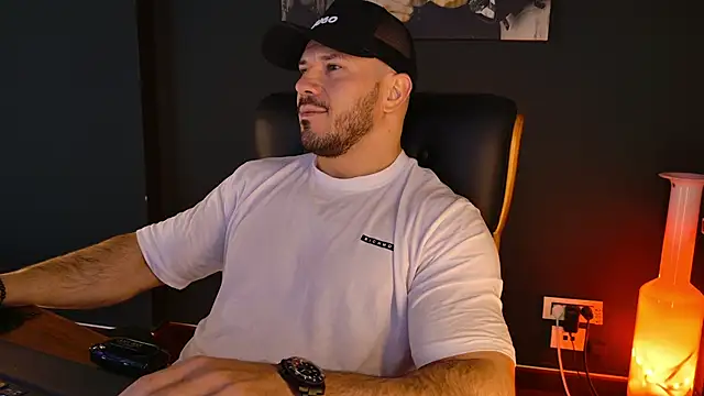 AngeloEric online show from December 21, 8:21 am