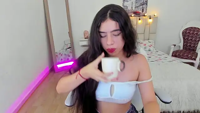 Snapshot of zoe_turnner_18 chatting on January 13, 11:19 am zoe turnner 18 online show from January 13, 11:19 am