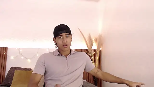 Snapshot of zander_2120 chatting on December 31, 1:52 pm zander 2120 online show from December 31, 1:52 pm