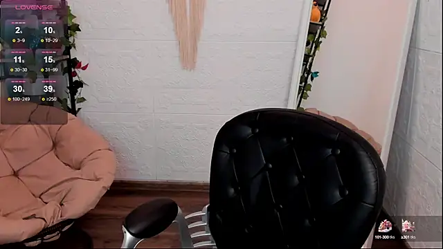 Snapshot of YaraKroft_ chatting on February 8, 7:04 am YaraKroft online show from February 8, 7:04 am