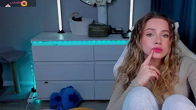 YaraKroft  online show from February 7, 8:01 pm