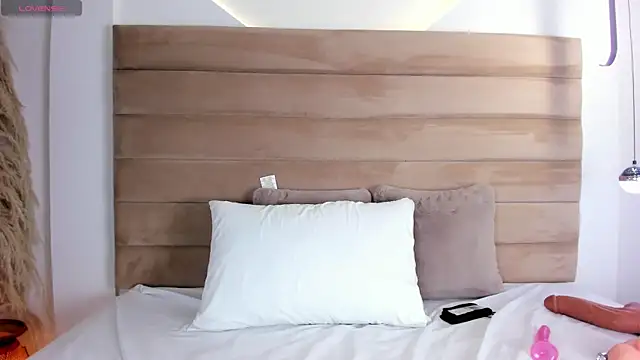 Snapshot of IsabellaJonns chatting on January 12, 7:21 am IsabellaJonns online show from January 12, 7:21 am