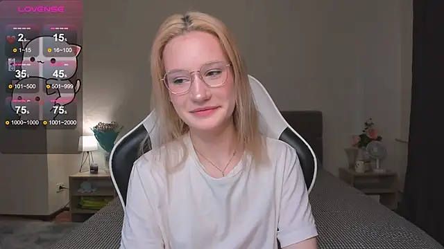 Snapshot of DearLia chatting on December 24, 10:44 am DearLia online show from December 24, 10:44 am