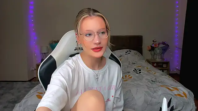 Snapshot of DearLia chatting on September 23, 8:12 pm DearLia online show from September 23, 8:12 pm