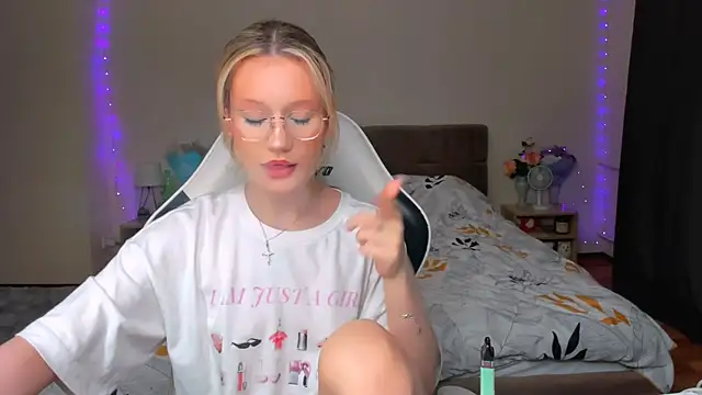 Snapshot of DearLia chatting on September 25, 8:12 pm DearLia online show from September 25, 8:12 pm