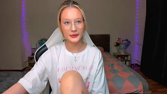 Snapshot of DearLia chatting on October 11, 10:30 pm DearLia online show from October 11, 10:30 pm