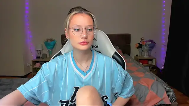 Snapshot of DearLia chatting on October 18, 9:48 pm DearLia online show from October 18, 9:48 pm