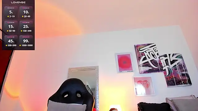 Snapshot of AnnieHuntters chatting on December 19, 2:12 am AnnieHuntters online show from December 19, 2:12 am