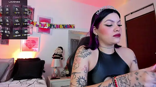 Snapshot of AnnieHuntters chatting on December 27, 2:04 am AnnieHuntters online show from December 27, 2:04 am