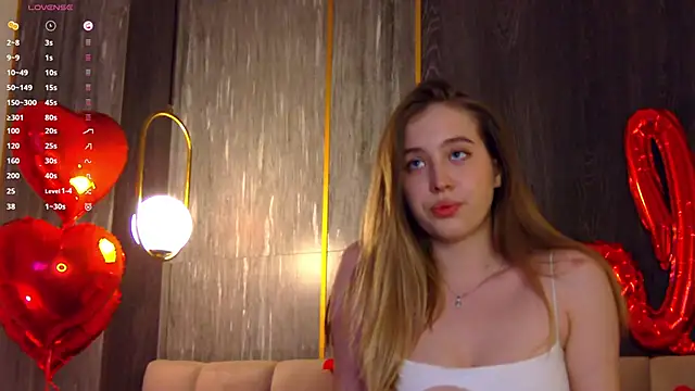 Snapshot of LoraineLuff chatting on February 21, 2:59 pm LoraineLuff online show from February 21, 2:59 pm