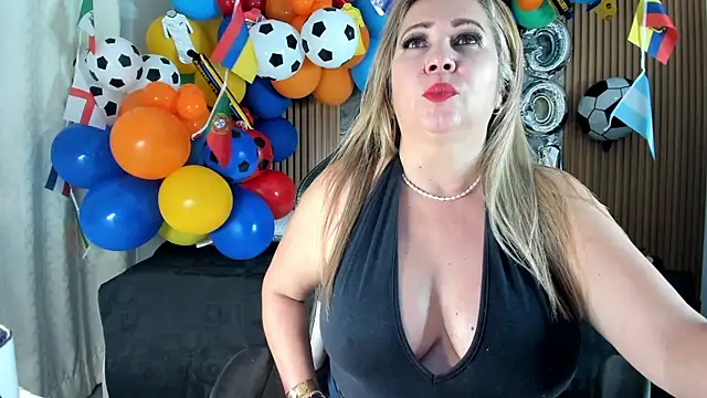 Snapshot of Danna_topless chatting on June 24, 12:04 pm Danna topless online show from June 24, 12:04 pm