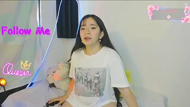 Snapshot of litle_mily_ chatting on May 9, 9:53 pm litle mily online show from May 9, 9:53 pm