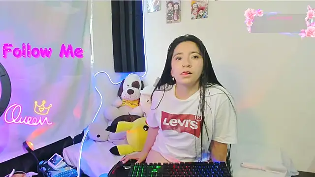 Snapshot of litle_mily_ chatting on June 5, 10:04 pm litle mily online show from June 5, 10:04 pm