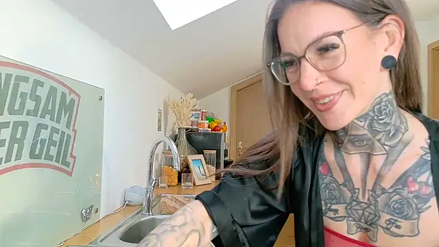 Snapshot of BrownieyQueen chatting on March 8, 6:54 am BrownieyQueen online show from March 8, 6:54 am