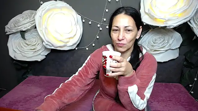 Snapshot of LiluGrants chatting on November 8, 7:12 pm LiluGrants online show from November 8, 7:12 pm