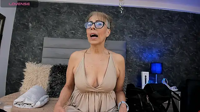 Bella Evans  online show from April 14, 12:55 pm