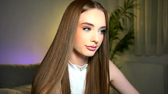 petitegonwiild online show from April 8, 4:07 pm