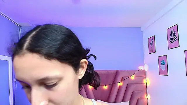 Snapshot of Beautifulskinny18 chatting on February 7, 7:49 pm Beautifulskinny18 online show from February 7, 7:49 pm