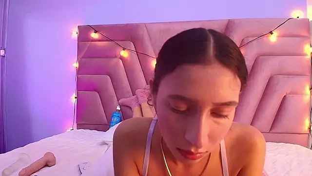 Snapshot of Beautifulskinny18 chatting on February 8, 1:54 am Beautifulskinny18 online show from February 8, 1:54 am