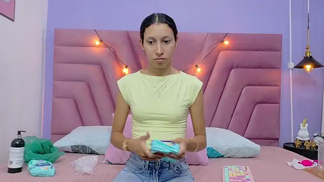 Snapshot of Beautifulskinny18 chatting on December 17, 7:53 pm Beautifulskinny18 online show from December 17, 7:53 pm