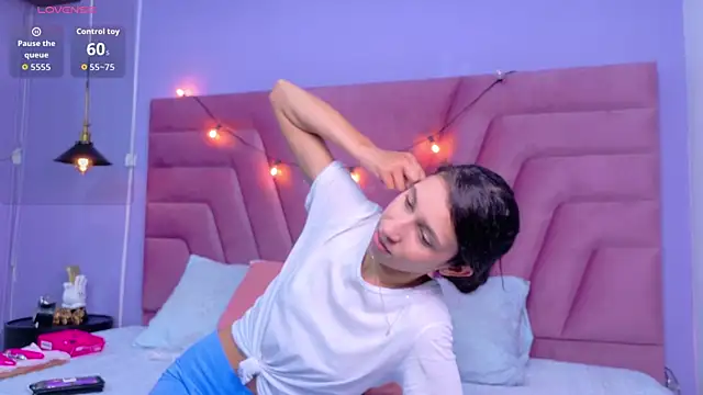 Snapshot of Beautifulskinny18 chatting on January 11, 7:52 pm Beautifulskinny18 online show from January 11, 7:52 pm