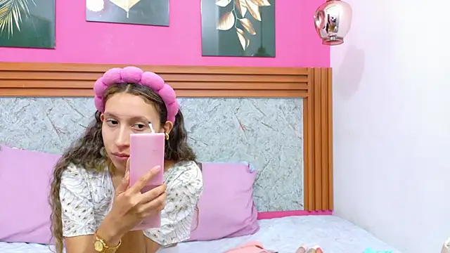 Snapshot of Beautifulskinny18 chatting on February 15, 7:32 pm Beautifulskinny18 online show from February 15, 7:32 pm