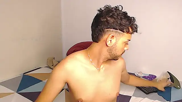 Snapshot of Logan_cocky chatting on January 11, 3:23 am Logan cocky online show from January 11, 3:23 am