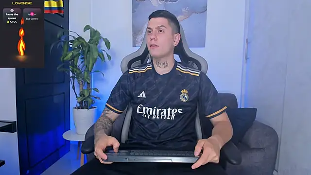 Yeiko Romero  online show from November 4, 5:45 pm