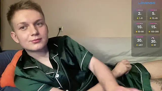 Snapshot of tyler_8x chatting on January 19, 6:43 pm tyler 8x online show from January 19, 6:43 pm