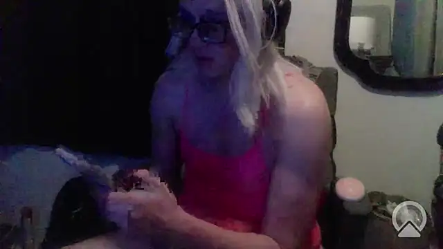 Snapshot of sexyblondetrans chatting on February 15, 8:24 am sexyblondetrans online show from February 15, 8:24 am