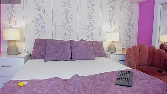 Snapshot of MadissonBacker chatting on December 21, 11:55 am MadissonBacker online show from December 21, 11:55 am