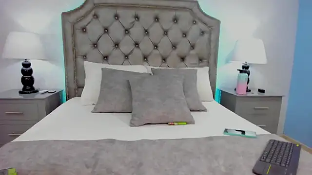 Snapshot of MadissonBacker chatting on October 19, 11:44 am MadissonBacker online show from October 19, 11:44 am