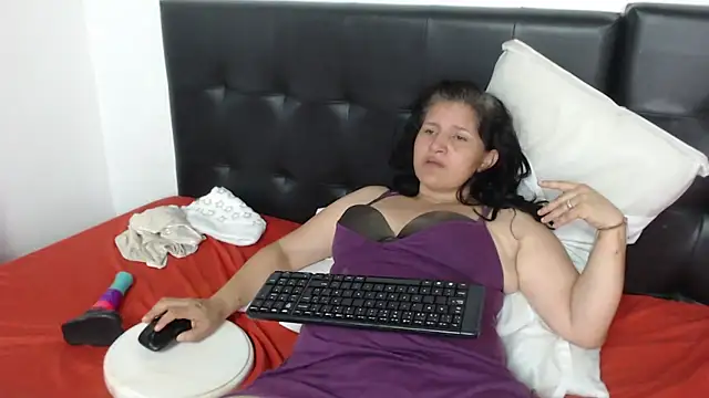 Snapshot of Angelinna_Milf chatting on December 5, 11:29 pm Angelinna Milf online show from December 5, 11:29 pm
