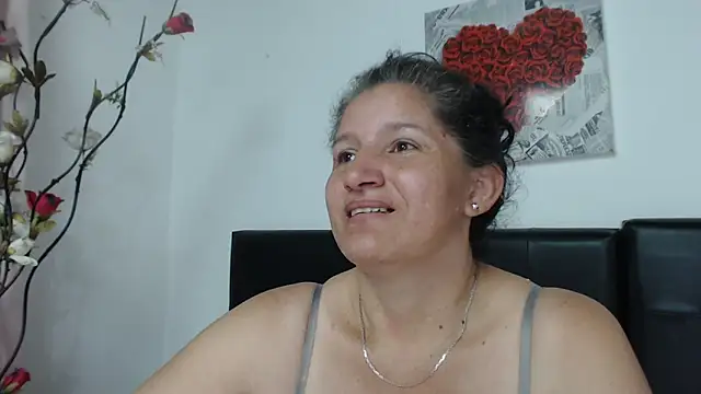 Snapshot of Angelinna_Milf chatting on December 17, 11:05 pm Angelinna Milf online show from December 17, 11:05 pm