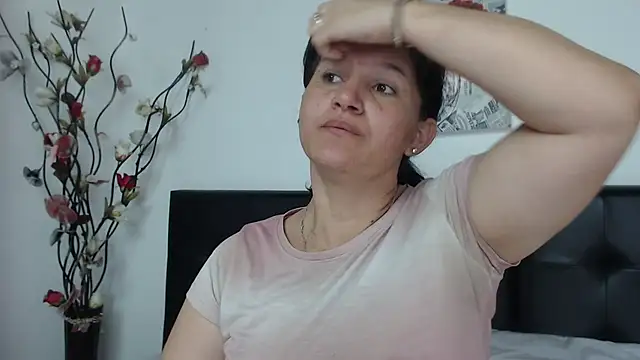 Snapshot of Angelinna_Milf chatting on December 21, 7:06 pm Angelinna Milf online show from December 21, 7:06 pm