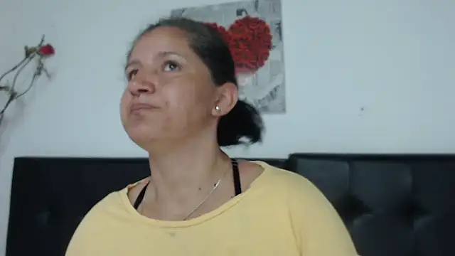 Snapshot of Angelinna_Milf chatting on December 26, 6:54 pm Angelinna Milf online show from December 26, 6:54 pm